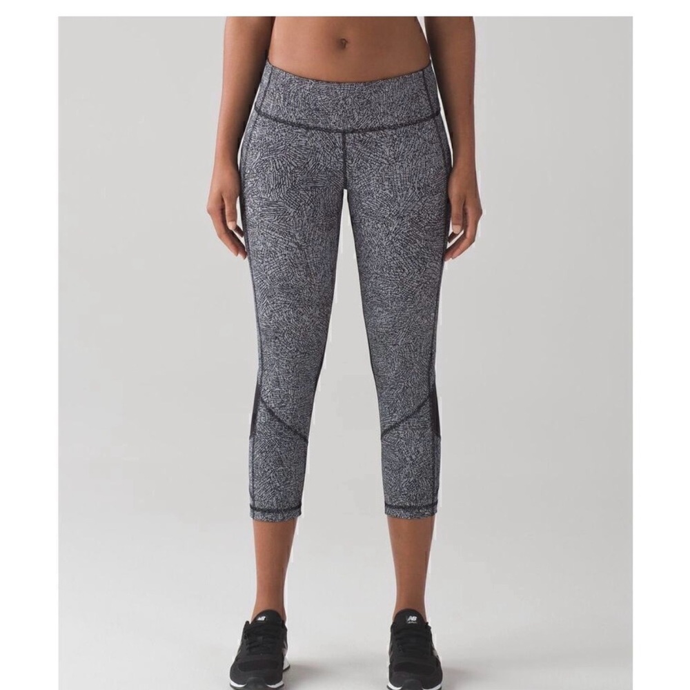 Lululemon Cropped Pace Rival White Black Pattern Size 12